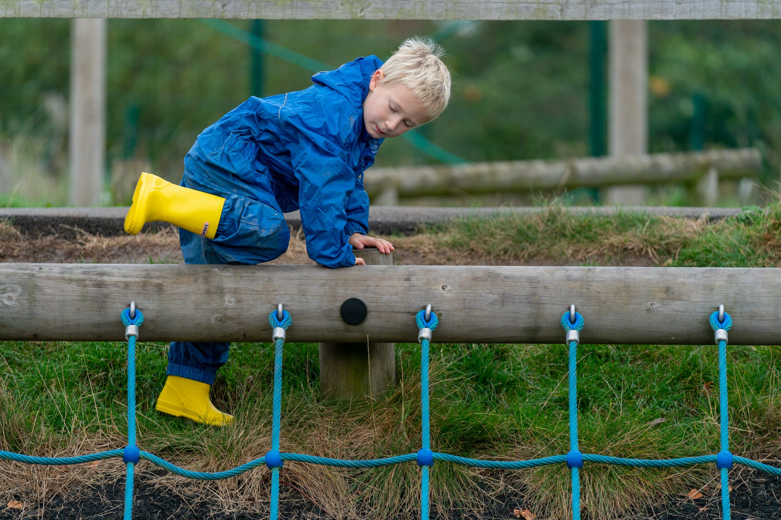 Gwneud chwarae’r tu allan yn ystod y gaeaf yn hawdd