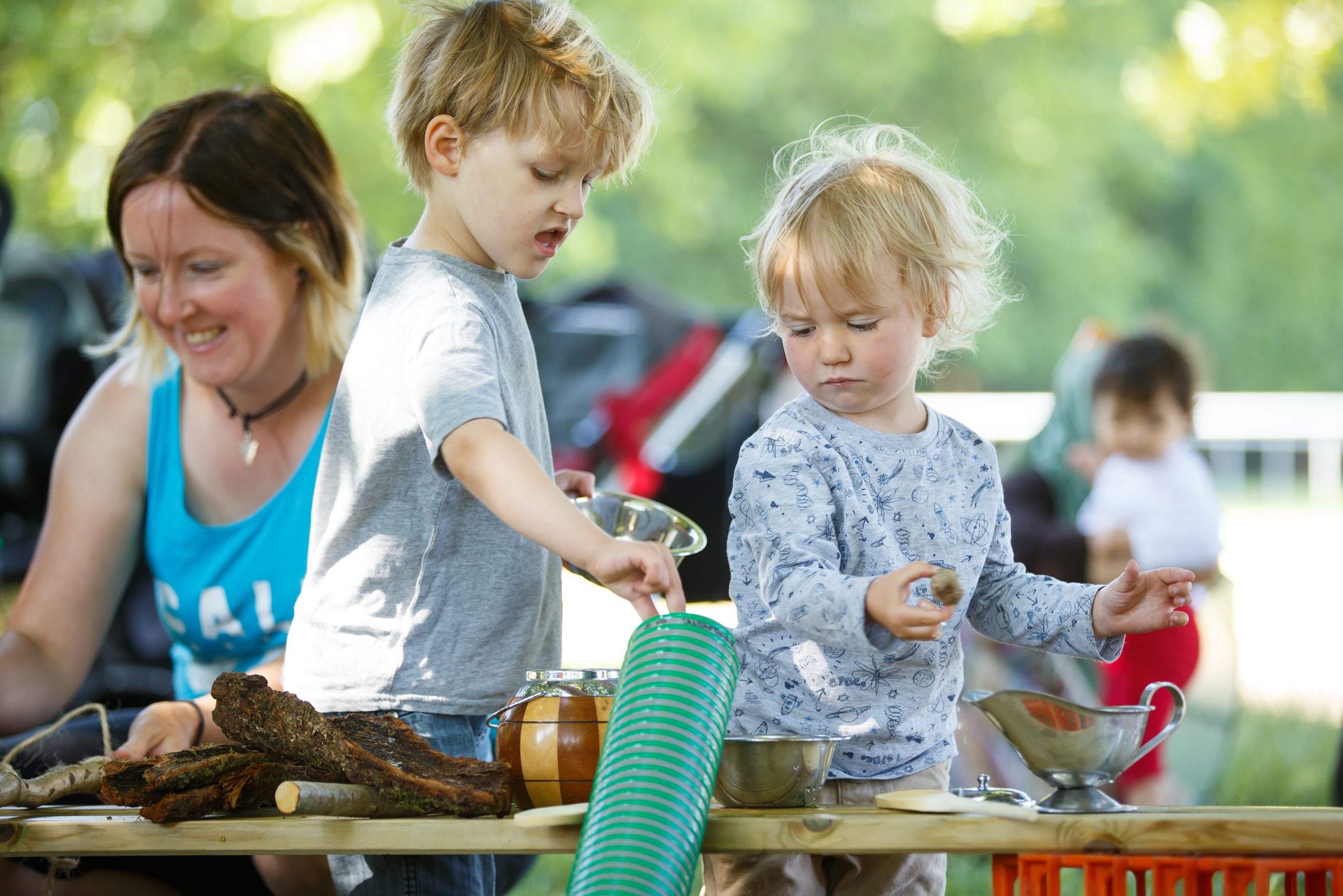 Archwilio natur drwy chwarae yn y gwanwyn